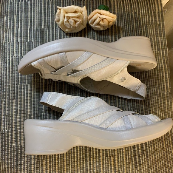 Bezees Firefly Open-Toe Wedge Sandal. Size 10M. Color Sand Samba. - Picture 10 of 11